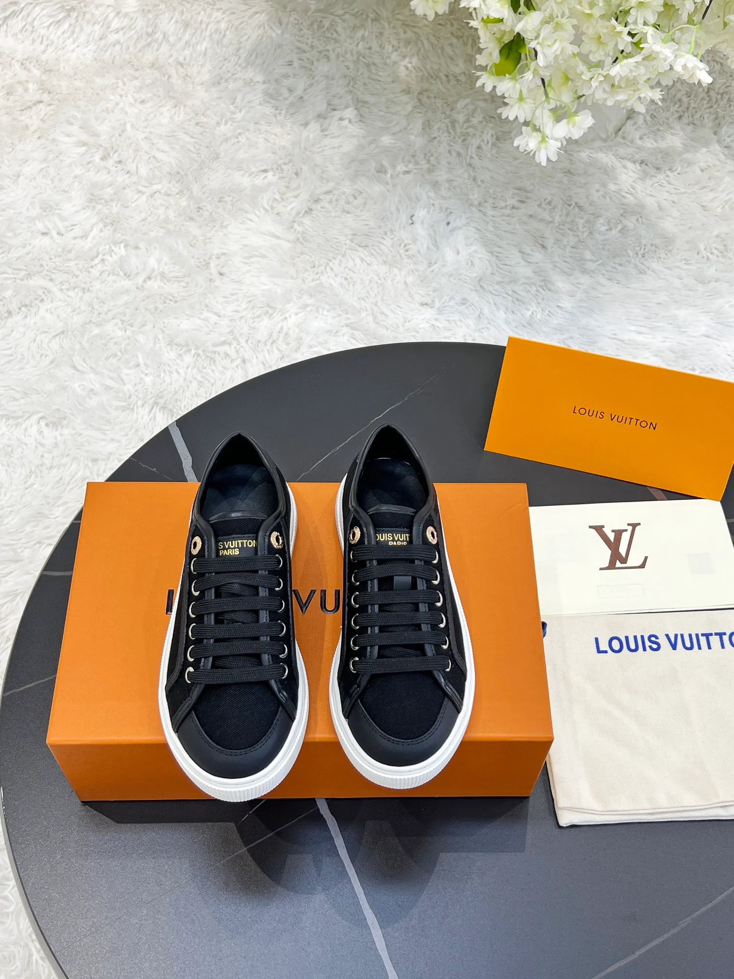👟👟Ex-factory price 420👟👟 New arrival🆕🆕🆕 This LV Lagoon sneaker is made of lightweight canvas embroidered with the handwritten Louis Vuitton Paris logo. It highlights the casual summer atmosphere with a trendy and simple configuration, and can easily brighten up various looks. Monogram flowers bloom on the soft rubber sole. Code number: 35~41, multiple colors available! Oil edges + TPU outsole + drawer box packaging